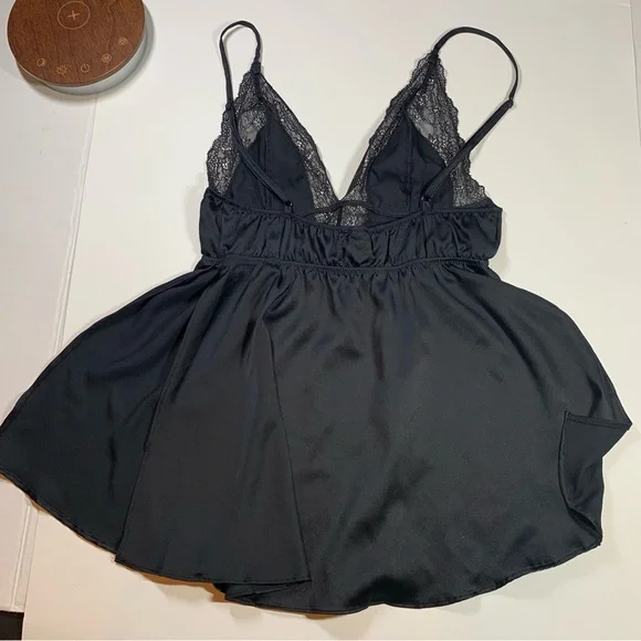 XS Victoria’s Secret black satin and lace camisole w side slits - Picture 7 of 11